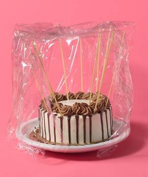 Uncooked Spaghetti Saves Cake's Frosting
